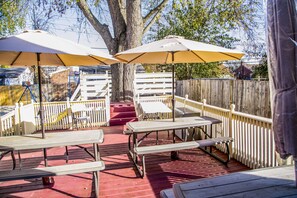 Outdoor dining - Luxe 7 bdr 4 Fullbath with Jacuzzi on West side Detroit (Detroit)