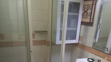 Een douche, een haardroger, handdoeken