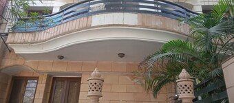 Captivating 2-Bed Apartment in New Delhi