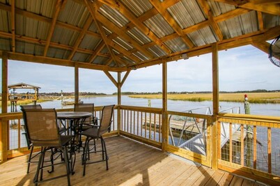 Crabbin Cabin - Spacious, Seasonal Riverside Home