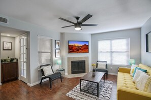 Smart TV, fireplace
