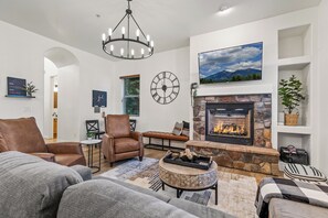 Smart TV, fireplace, video games, books - Spacious Luxury Family Home in the Pines | Patio Dining + Firepit + Gym + Office (Flagstaff)