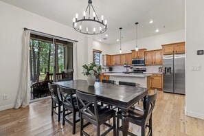 Dining - Spacious Luxury Family Home in the Pines | Patio Dining + Firepit + Gym + Office (Flagstaff)