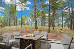 Outdoor dining - Spacious Luxury Family Home in the Pines | Patio Dining + Firepit + Gym + Office (Flagstaff)