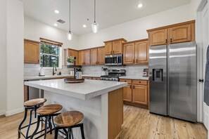 Fridge, microwave, oven, stovetop - Spacious Luxury Family Home in the Pines | Patio Dining + Firepit + Gym + Office (Flagstaff)