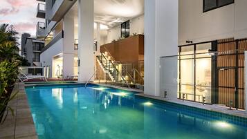 Una piscina al aire libre