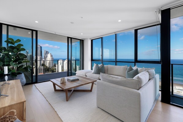 Apartamento de lujo, 3 habitaciones, vistas al mar (Skyrise) | Zona de estar | Una televisión de pantalla plana