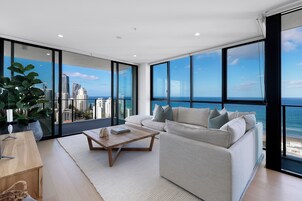 Apartamento de lujo, 3 habitaciones, vistas al mar (Skyrise) | Zona de estar | Una televisión de pantalla plana