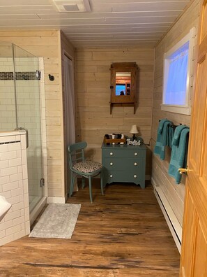 Dusche, Handtücher, Seife, Toilettenpapier