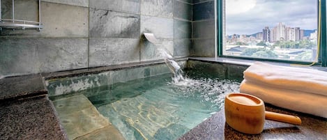 Bañera con ducha, artículos de tocador gratuitos, secador de pelo