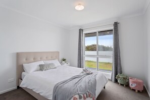 3 bedrooms, iron/ironing board, free WiFi - Ocean Pearl by Ready Set Stay - 10 min Walk to the Beach, BBQ (Surf Beach)