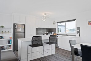 Fridge, microwave, oven, stovetop - Ocean Pearl by Ready Set Stay - 10 min Walk to the Beach, BBQ (Surf Beach)
