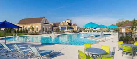 Utendørsbasseng og et oppvarmet basseng