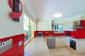 Fridge, microwave, oven, stovetop - Pelican Beach House S (Narrawallee)
