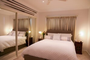 4 bedrooms, iron/ironing board, WiFi, bed sheets - Pelican Beach House S (Narrawallee)