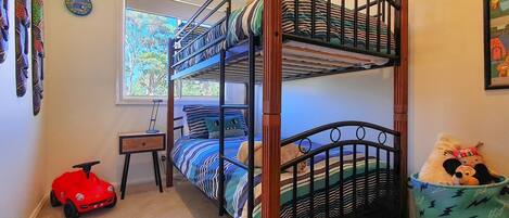4 bedrooms, iron/ironing board, WiFi, bed sheets