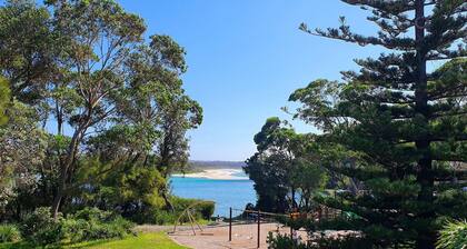 Pelican Beach House - Luxury 4-bedroom Narrawallee beachfront home with stunning ocean views