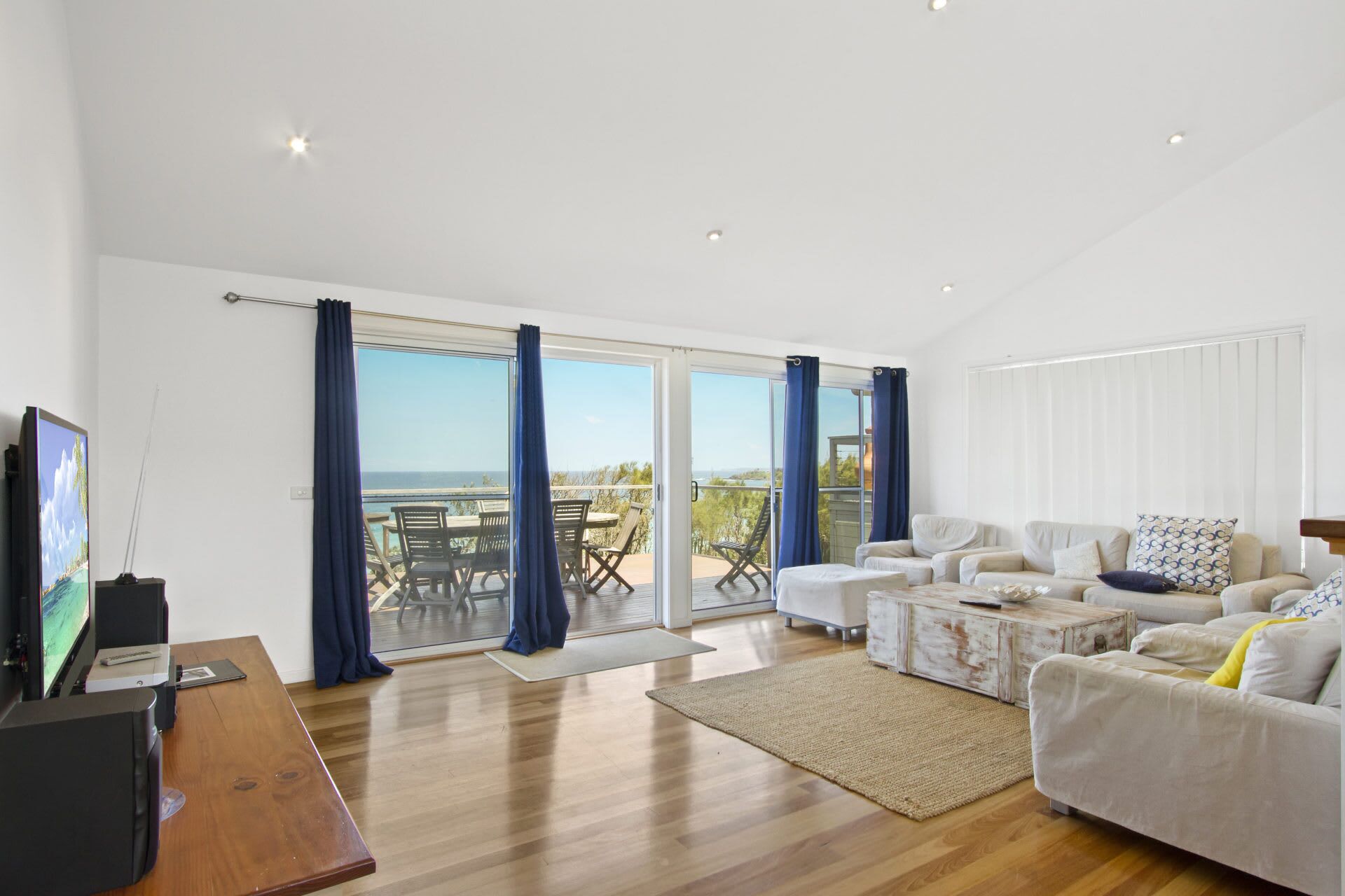 Télévision, lecteur de DVD, livres