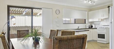 冰箱、微波炉、烤箱、炉灶