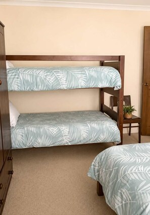 2 Schlafzimmer, Bügeleisen/Bügelbrett