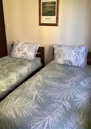 2 habitaciones y tabla de planchar con plancha 