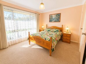 3 bedrooms, iron/ironing board - Seascape Macleay Street (Narrawallee)