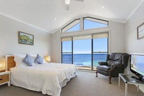 4 bedrooms, iron/ironing board, WiFi, bed sheets - South Pacific Beach House (Ulladulla)