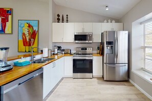 Refrigerador, microondas, lavavajillas y cafetera y tetera 