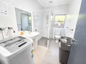 Shower - Harbour Breeze at Ulladulla (Ulladulla)