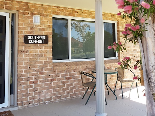 Outdoor dining - Southern Comfort at Mollymook (Mollymook)