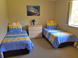 3 habitaciones, tabla de planchar con plancha y ropa de cama