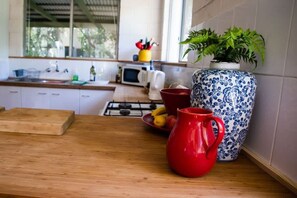 冰箱、微波炉、烤面包机、厨具/餐具