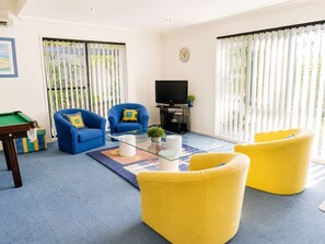 TV, DVD player - The Weekender at Mollymook (Mollymook)