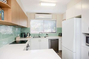 冷蔵庫、電子レンジ、オーブン、コンロ