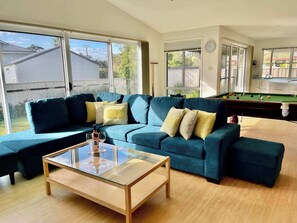 Télévision, lecteur de DVD, livres