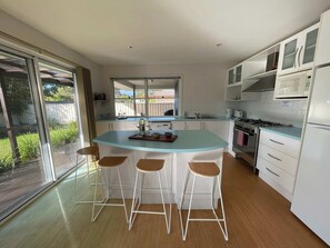 Geladeira, micro-ondas, fogão, cooktop