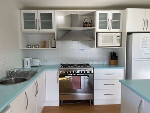 ثلاجة، ميكروويف، فرن، موقد طهي مسطح