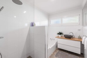Badewanne, Handtücher, Shampoo