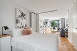 5 bedrooms, iron/ironing board, WiFi, bed sheets