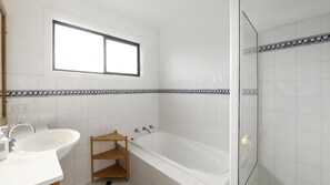 Bathtub, towels - Beachfront Family Friendly Property at Mullawarra Beach (Arrawarra Headland)