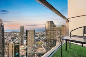 Property grounds - Luxury 2BR w/ Skyline and Sea Views, Near Burj Khalifa & Dubai Mall (Downtown)