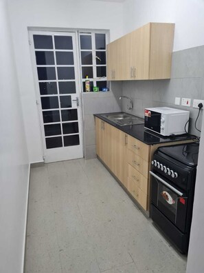 Fridge, microwave, dining tables - Modern spacious unit in Kitengela (Kitengela)