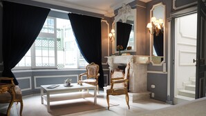 A room with a fireplace, a white coffee table, and two ornate chairs. - Terraza de Hamburgo By The Local Way (Mexico City)