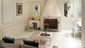 A living room with a white fireplace, a desk, a sofa, and a coffee table. - Terraza de Hamburgo By The Local Way (Mexico City)