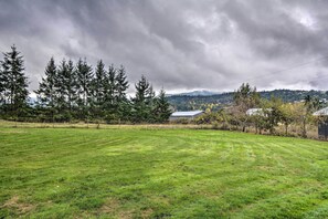 Property grounds - Spacious Home w/ Yard, 20 Miles to Olympic NP (Sequim)