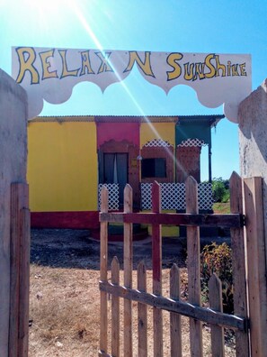 Un edificio colorido con un letrero que dice 'Relax N Sunshine'.
