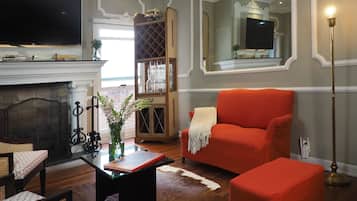 Classic Apartment | Private kitchen | Fridge, microwave, stovetop, coffee/tea maker