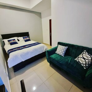 2 bedrooms, WiFi - Eika Suites at Acacia (Kampala)