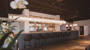 Lobby-lounge