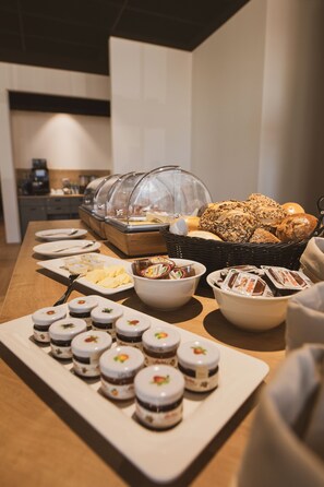 Daily buffet breakfast for a fee - Das Steinmüller Hotel (Gummersbach)